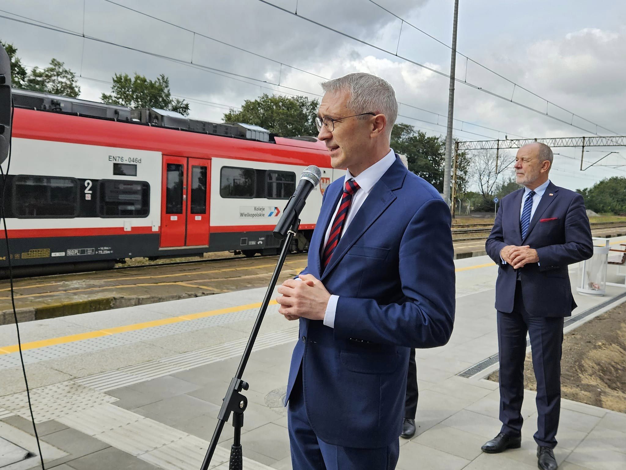 Burmistrz Miasta i Gminy Pleszew przemawiający na briefingu prasowym z okazji zakończenia remontu peronu 1 na stacji kolejowej w Kowalewie.
