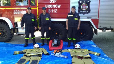 Strażacy z OSP Bronów z nowym wyposażeniem przed wozem strażackim.