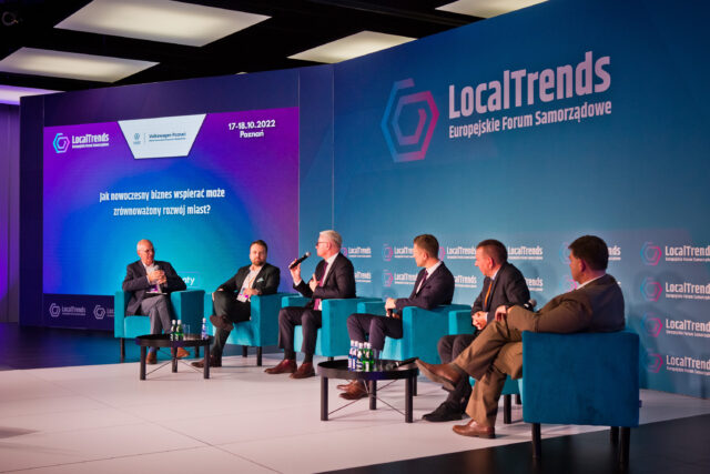 Zdjęcie z przedstawia jeden z paneli organizowanych w ramach Local Trends - Europejskiego Forum Samorządowego.