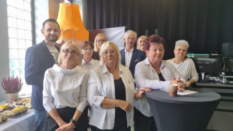 Miłośnicy Ziemi Pleszewskiej podczas III Pleszewskiego Panelu Senioralnego w Zajezdni Kultury z darmową kawiarenką.