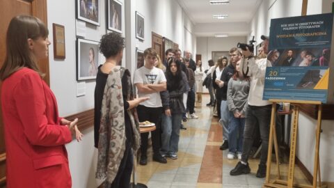 Otwarcie wystawy fotografii "Rok 2022 w obiektywach polskich fotografek" w pleszewskim ratuszu.
