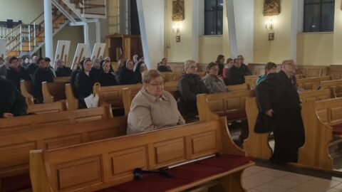 Publiczność zgromadzona na Koncercie Papieskim w kościele pw. Matki Boskiej Częstochowskiej w Pleszewie.