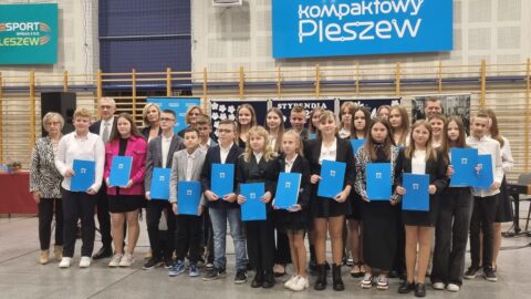 Uczniowie ZSP w Lenartowicach na gali wręczenia stypendiów MiG Pleszew w Hali Widowiskowo-Sportowej w Pleszewie.