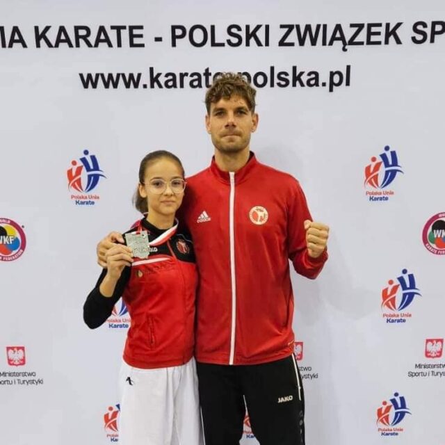 Zawodniczka Pleszewskiego Klubu Karate z medalem międzynarodowego turnieju wraz ze swoim trenerem.
