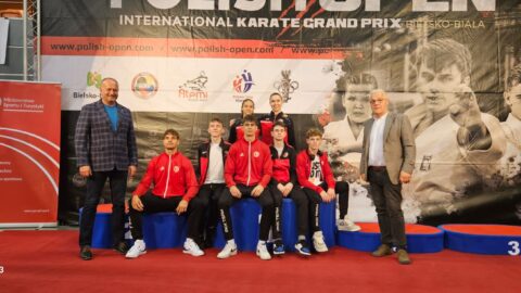 zawodnicy Pleszewskiego Klubu Karate na grupowym zdjęciu z trenerem i prezesem.