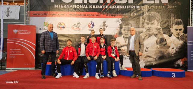 zawodnicy Pleszewskiego Klubu Karate na grupowym zdjęciu z trenerem i prezesem.