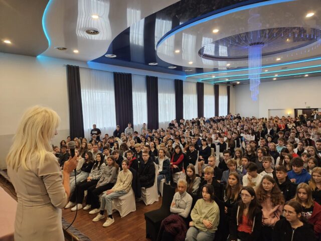 Wykład z sędzią Anną Marią Wesołowską dla uczniów pleszewskich szkół.