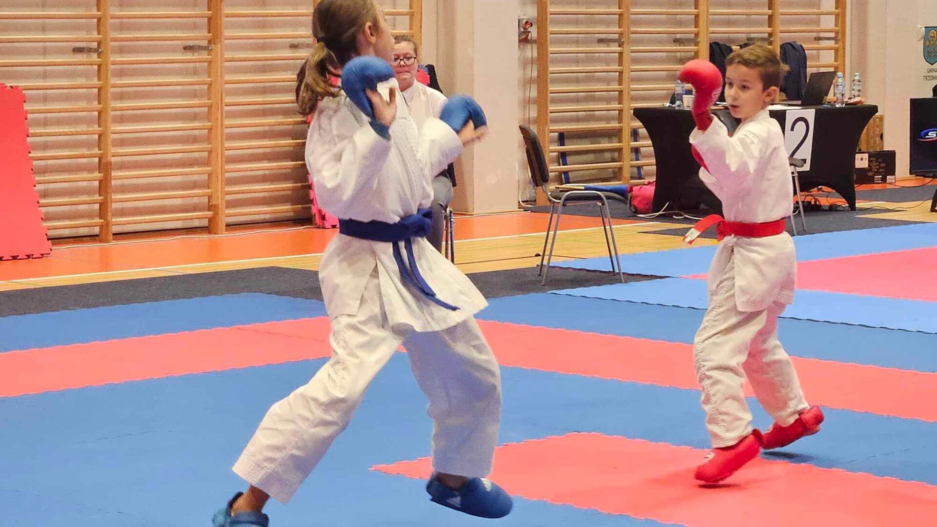 Walka zawodników Pleszewskiego Klubu Karate w ramach zawodów w Trzebnicy.