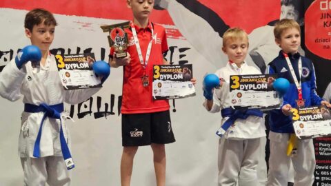 Zawodnicy Pleszewskiego KLubu Karate na podium w zawodach w Trzzebnicy.