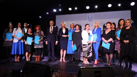 Nagrodzeni dyrektorzy i nauczyciele podczas obchodów Miejsko-Gminnego Dnia Edukacji w Zajezdni Kultury w Pleszewie.
