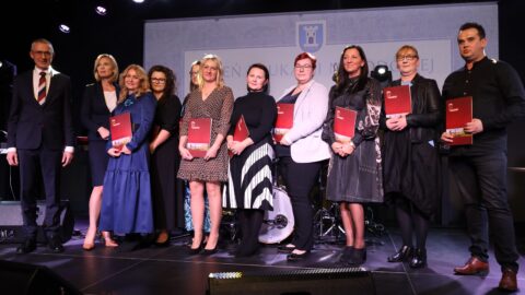 Nagrodzeni dyrektorzy i nauczyciele podczas obchodów Miejsko-Gminnego Dnia Edukacji w Zajezdni Kultury w Pleszewie.