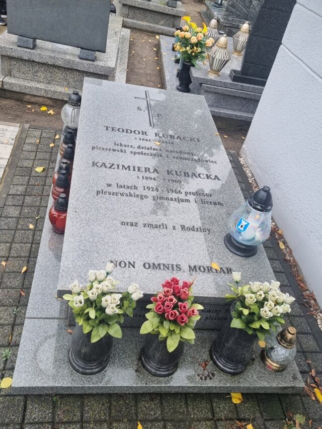 Pomnik oraz znicze zacnego pleszewianina na cmentarzu parafialnym przy ul. Kaliskiej w Pleszewie.