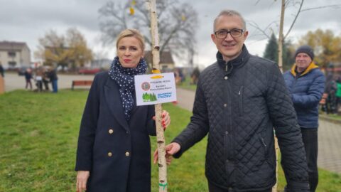 Sadzenie drzew w ZSP w Taczanowie Drugim przez burmistrza MiG Pleszew oraz jego zastępczynię.