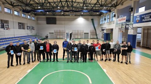 Uczestnicy Turnieju Piłki Siatkowej drużyn OSP z terenu powiatu pleszewskiego.