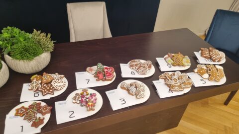Udekorowane pierniczki rozłożone na talerzach przygotowane do konkursu.