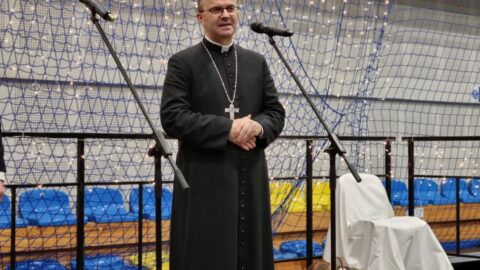 Biskup Kaliski przekazujący błogosławieństwo zgromadzonym na wigilii dla samotnych w Pleszewie.