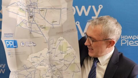 Burmistrz MiG Pleszew trzymający mapę z rozkładami jazdy nowych linii autobusowych PPL.