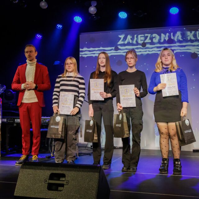 Laureaci konkursu na kartkę bożonarodzeniową w Zajezdni Kultury w Pleszewie.