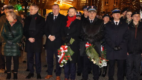 Delegacje i władze samorządowe podczas uroczystości obchodów rocznicy wybuchu Powstania Wielkopolskiego w Pleszewie.