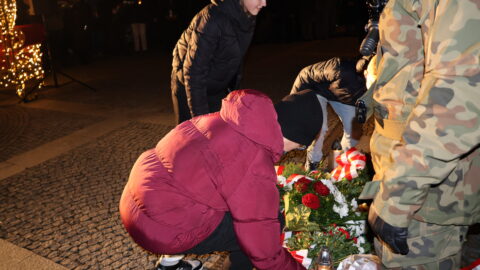 Obchody rocznicy wybuchu Powstania Wielkopolskiego w Pleszewie. Złożenie kwiatów przez reprezentację NLO.