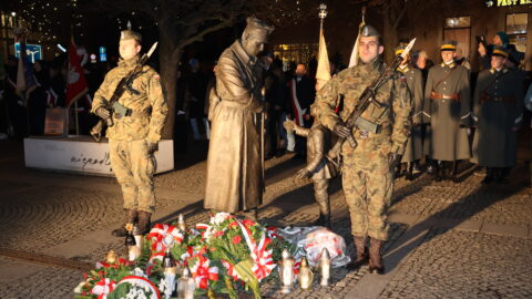 Obchody rocznicy wybuchu Powstania Wielkopolskiego w Pleszewie. Złożone kwiaty pod pomnikiem "Pleszewskiego Powstańca".