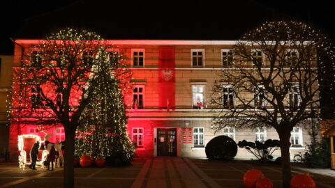 Budynek pleszewskiego Ratusza oświetlony biało-czerwonymi barwami.