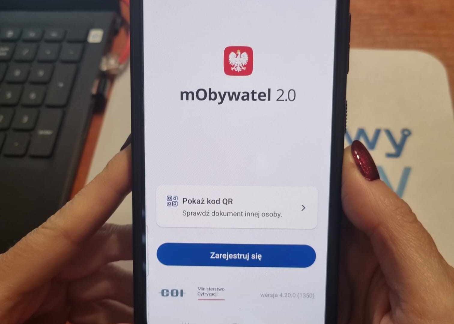 Zdjęcie ekranu smartfona prezentującego aplikację mObywatel.