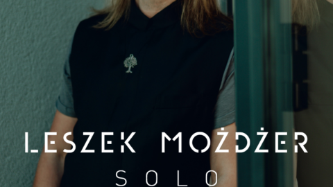 Plakat koncertu Leszka Możdżera odbywającego się w Zajezdni Kultury w Pleszewie 5 kwietnia 2024 roku o godzinie 19:00.