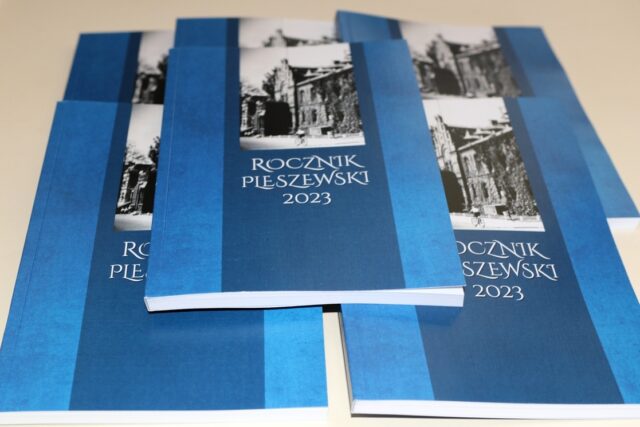 Na zdjęciu znajdują się egzemplarze najnowszego wydania Rocznika Pleszewskiego 2023.