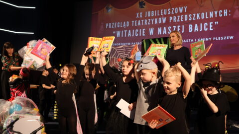 Wręczenie tytułów i nagród podczas jubileuszowej gali Przeglądu Teatrzyków Przedszkolnych "Witajcie w naszej bajce" odbywającej się w