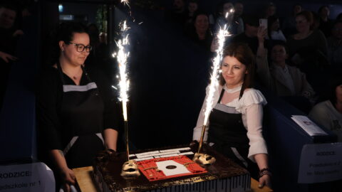 Jubileuszowy tort na Gali Przeglądu Teatrzyków Przedszkolnych "Witajcie w naszej bajce" w pleszewskim kinie Hel.
