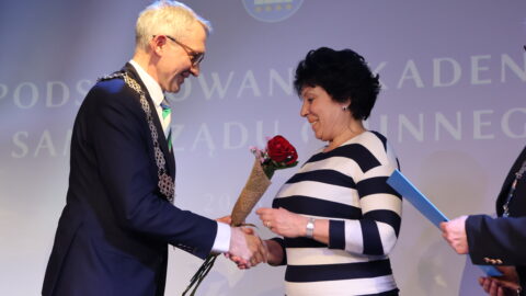 Burmistrz MiG Pleszew i Przewodnicząca RM w Pleszewie wręczający podziękowania dla sołtysów i przewodniczących