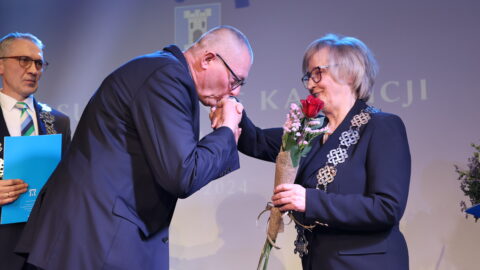 Burmistrz MiG Pleszew i Przewodnicząca RM w Pleszewie wręczający podziękowania dla sołtysów i przewodniczących