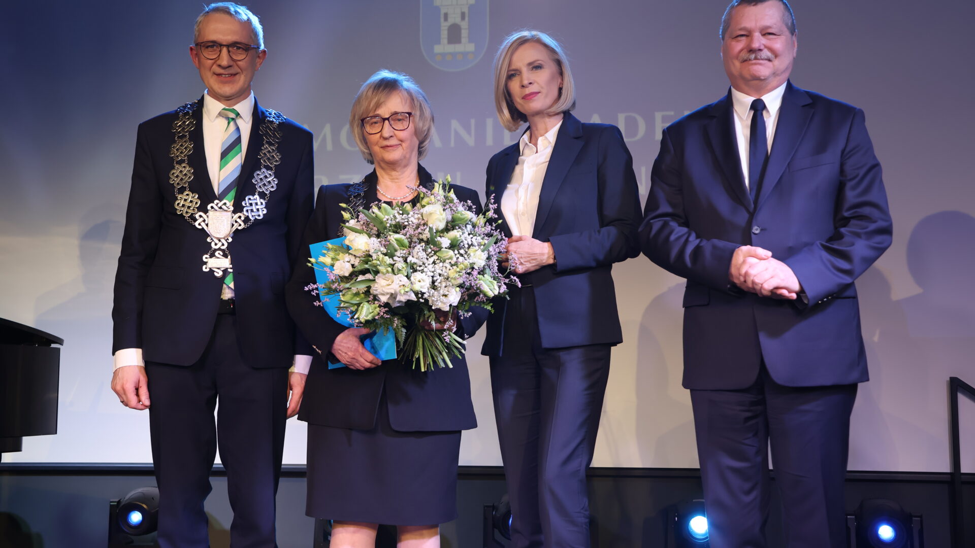 Burmistrz MiG Pleszew oraz zastępcy i Przewodnicząca RM w Pleszewie wręczający podziękowania dla sołtysów i przewodniczących