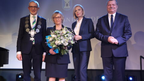 Burmistrz MiG Pleszew oraz zastępcy i Przewodnicząca RM w Pleszewie wręczający podziękowania dla sołtysów i przewodniczących