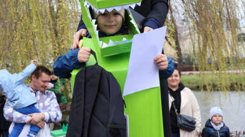 Konkurs na najlepsze przebranie dinozaura podczas wydarzenia wielkanocnego w Parku Miejskim w Pleszewie.