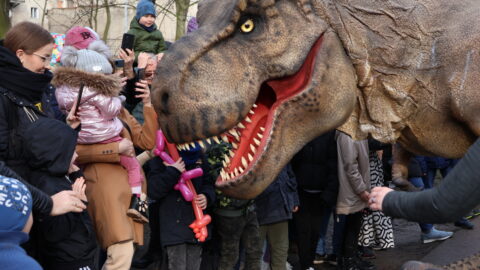 Występ dinozaura podczas imprezy wielkanocnej w Parku Miejskim w Pleszewie.