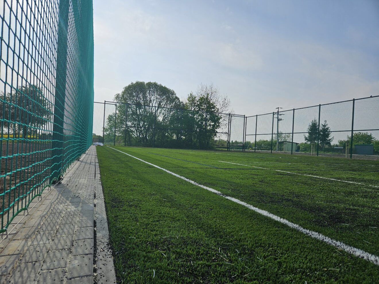 Nawierzchnia nowego boiska z syntetyczną trawą w Taczanowie Drugim.
