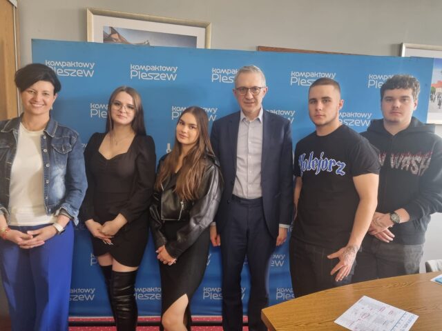 Młodzież ZSUG Pleszew z opiekunką na spotkaniu z burmistrzem MiG Pleszew.