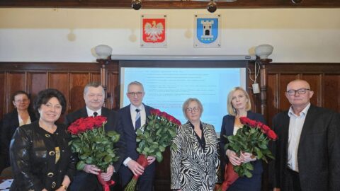 Wręczenie kwiatów i podziękowań radnym mijającej kadencji Rady Miejskiej w Pleszewie podczas ostatniej sesji VIII kadencji.