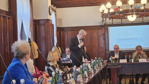 Wręczenie kwiatów i podziękowań radnym mijającej kadencji Rady Miejskiej w Pleszewie podczas ostatniej sesji VIII kadencji.