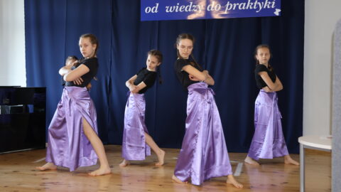 Występ taneczny 5 uczennic na scenie auli ZSP nr 1 w Pleszewie podczas Festiwalu Nauki.