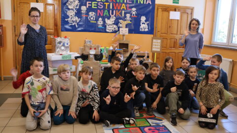 Uczniowie klas I-III prezentujący swoje wynalazki na szkolnym korytarzu ZSP nr 1 w Pleszewie podczas Festiwalu Nauki.