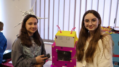 Dwie dziewczyny prezentujące swój wynalazek podczas Festiwalu Nauki w ZSP nr 1 w Pleszewie.