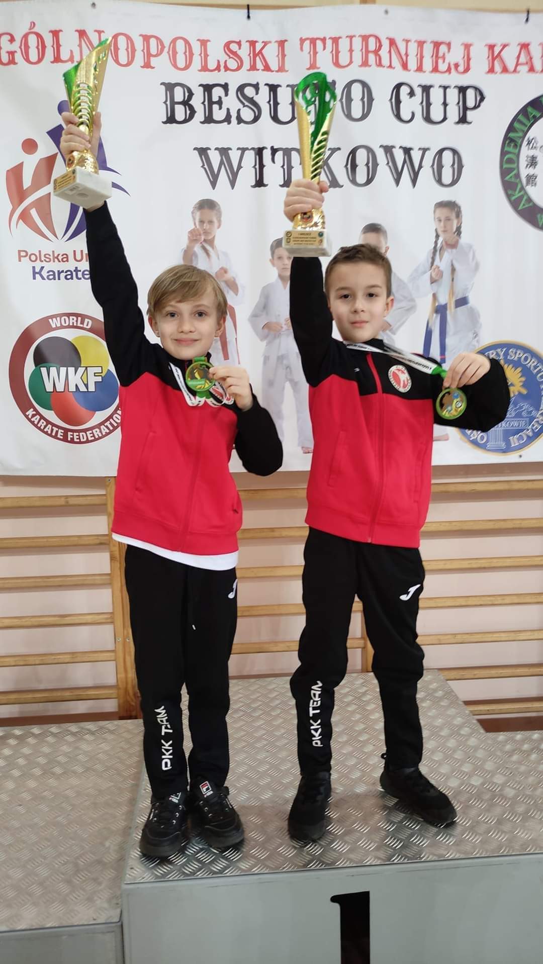 Zawodnicy Pleszewskiego Klubu Karate na podium zawodów Besuto Cup w Witkowie.