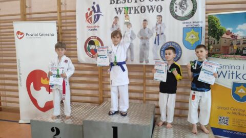 Zawodnicy Pleszewskiego Klubu Karate na podium zawodów Besuto Cup w Witkowie.