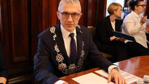 Burmistrz MiG Pleszew podczas I sesji IX kadencji RM w Pleszewie.