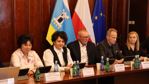 Obrady nowej Rady Miejskiej w Pleszewie podczas I sesji.