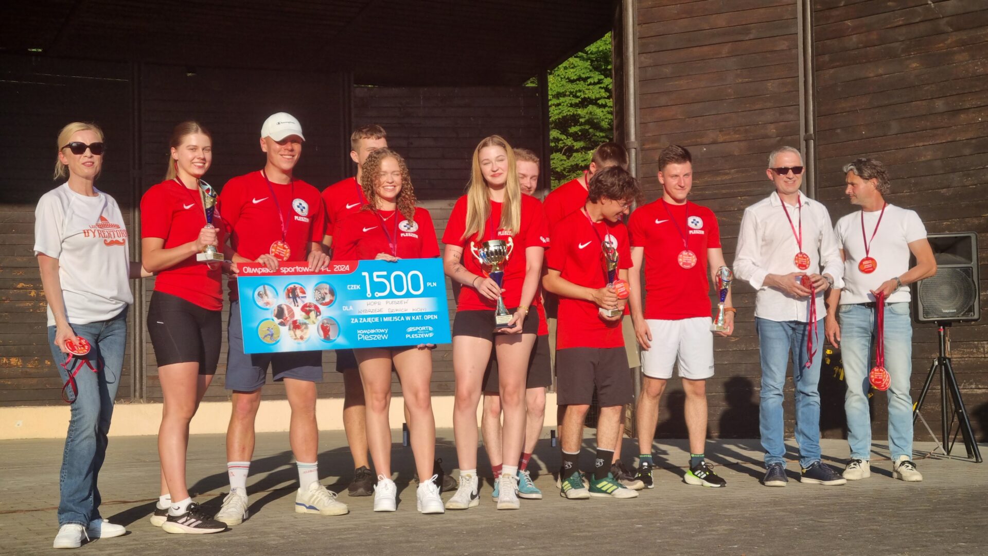 Laureaci I miejsca Olimpiady Sportowej PPL 2024 w kategorii OPEN z czekiem, pucharem i medalami.