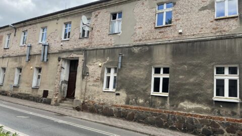 Kamienica przy ul. Ogrodowej w Pleszewie przed remontem.